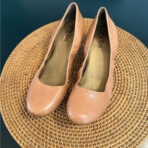 Me Too Women's Tan Leather heels
